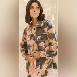 NWT NWT FREE PEOPLE RUBY PRINTED SHIRT
JACKET, SMALL.
